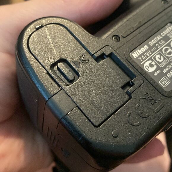 EUC Nikon D3100 14.2MP DSLR Camera with AF-S DX 18-55mm f/3.5-5.6 VR Zoo… - Picture 9 of 11